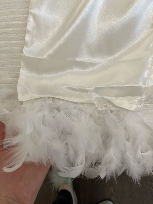 Атласная двойка с перьями