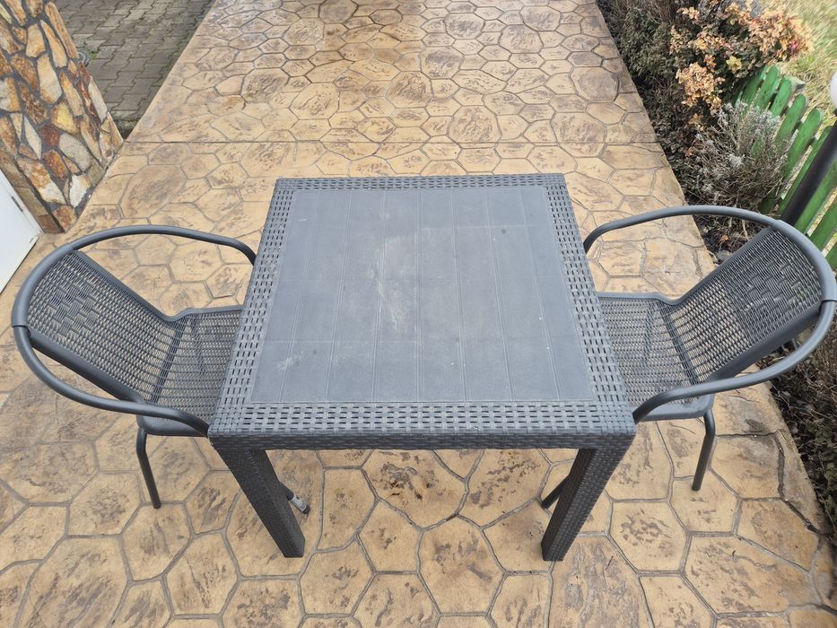 Продавам маси със столове