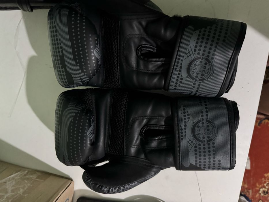 Продам шлем и перчатки 8  унц