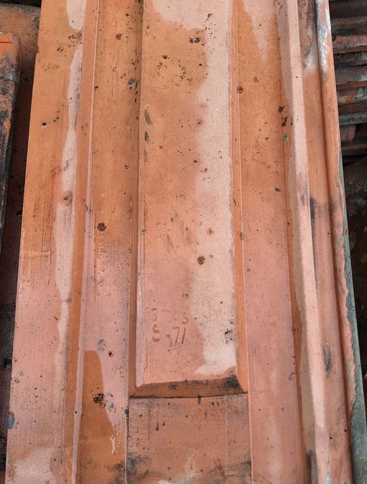 Tigla ceramica in stare foarte bună