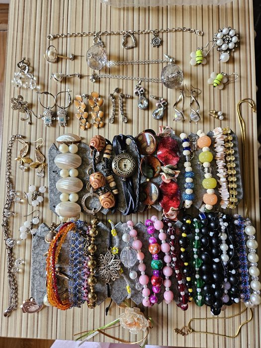 Чокеры, браслеты,  бусы,