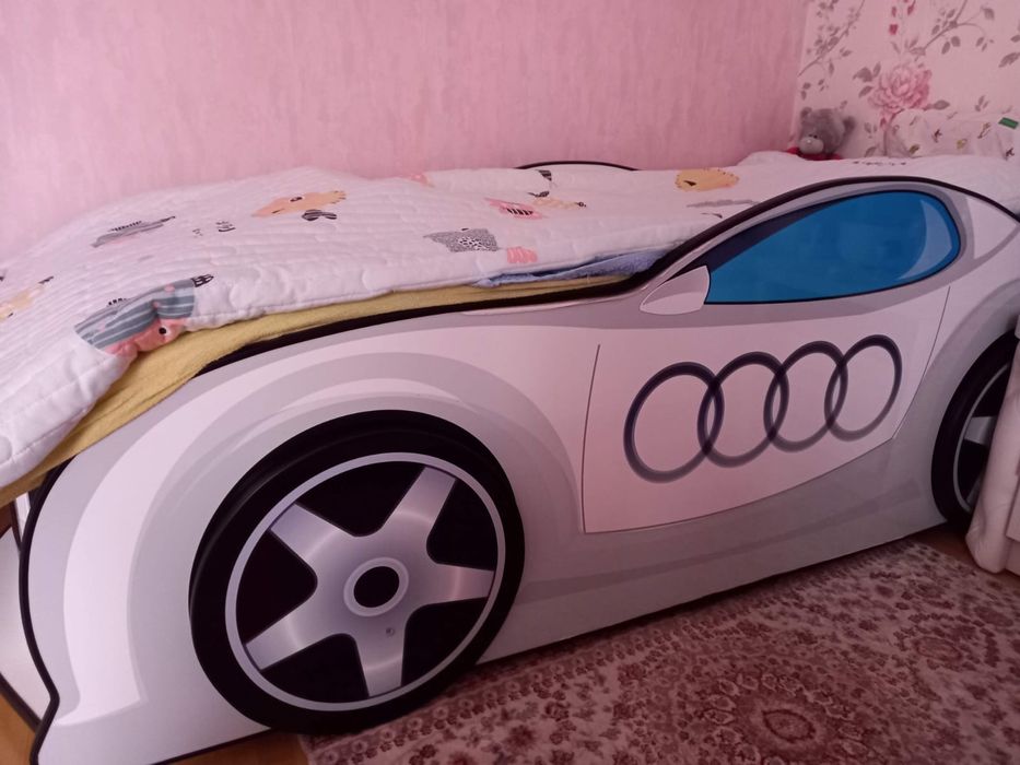 Продам кровать машина + стол в подарок