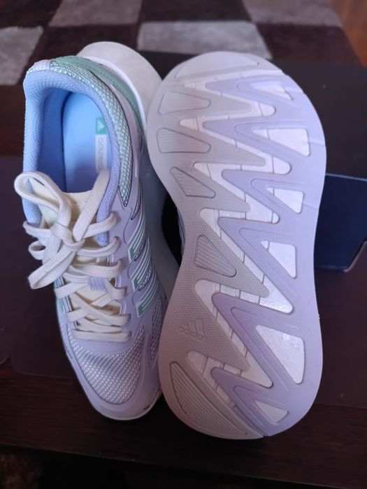 Продам кроссовки Adidas