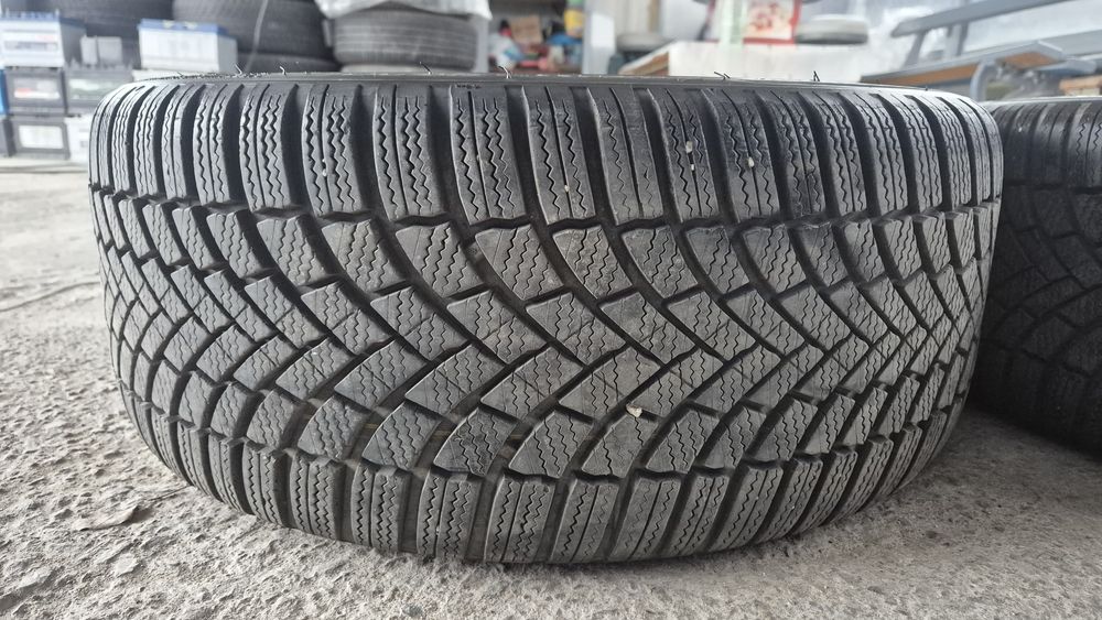 VW 18 цола 5x112 8J ET41 ц.о.57.1  със зимни гуми 235 40 18 Bridgeston