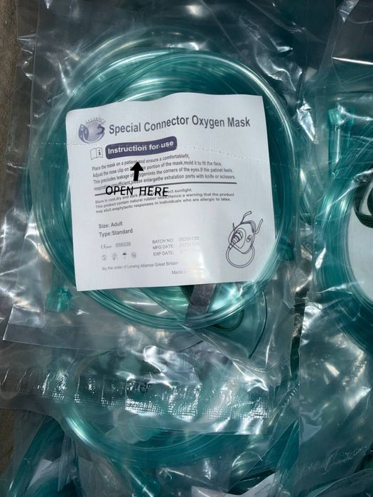 кислородные маски, используемые для подачи кислорода пациентам с затру