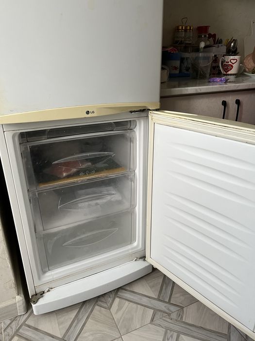Холодильник LG.