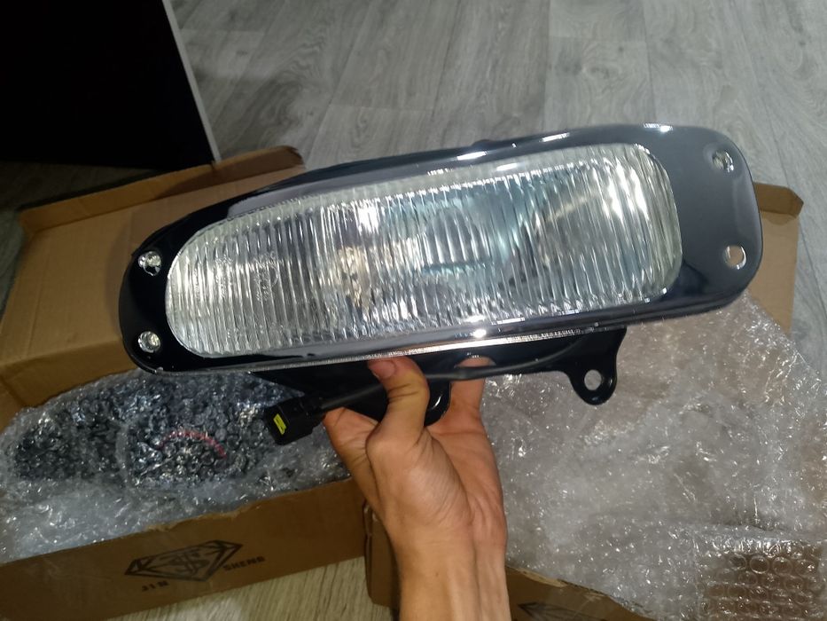 Продам противотуманные фары на Mazda cronos 626
