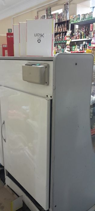 Витринный холодильник  / Холодильник