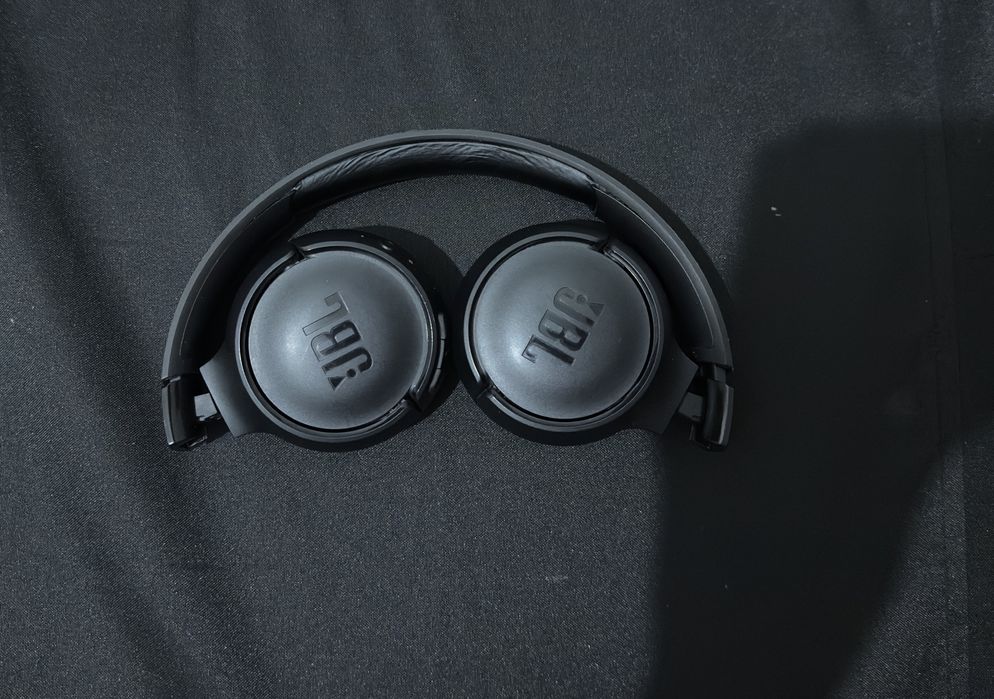 Продам наушники JBL