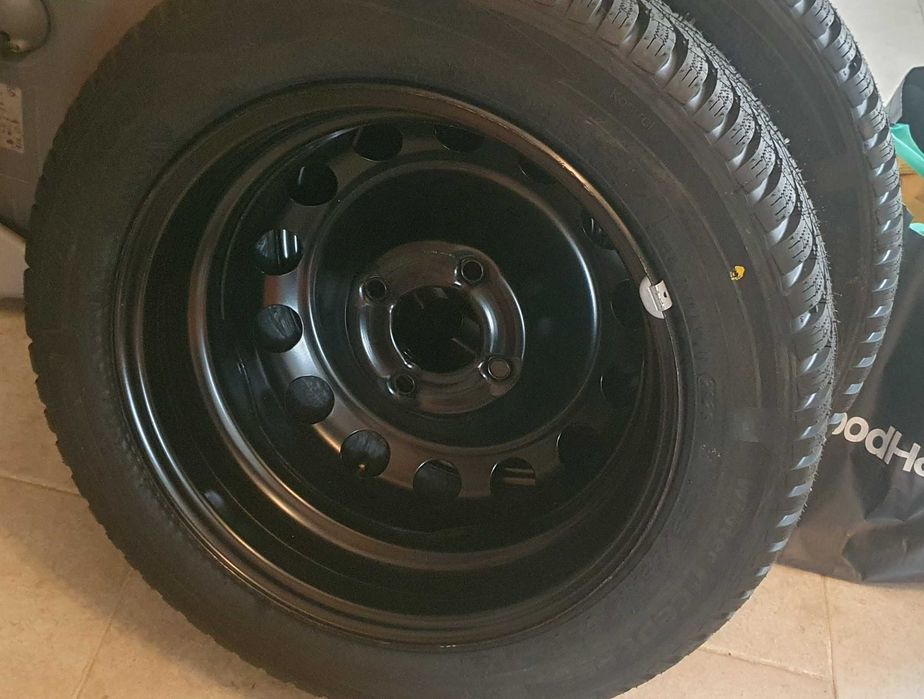 vand 2 seturi NOI a cate 4 roti (anvelopa+janta) 155/65 R 14 75 T? Unul e de iarna, altul de vara
