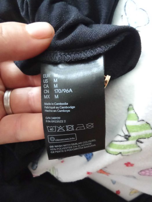 Rochie neagra cu mânecă lung.