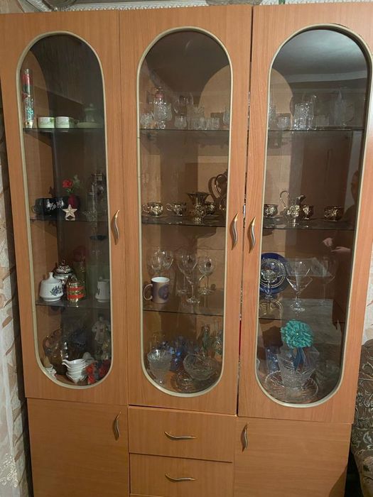 Продам сервант, хорошее состояние.