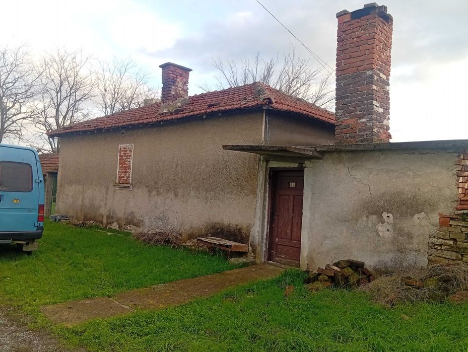 къща с двор с. Биково