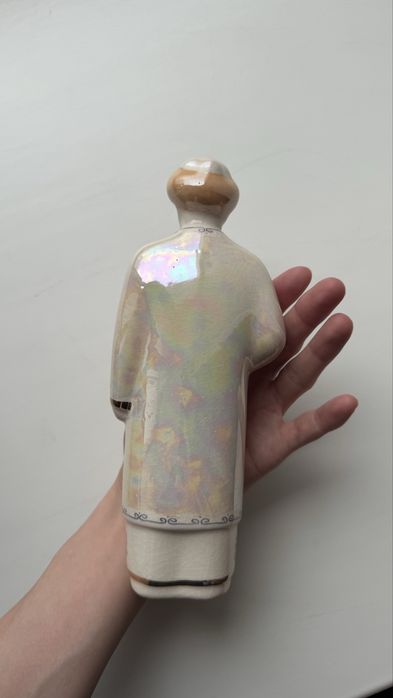 статуэтка из фарфора