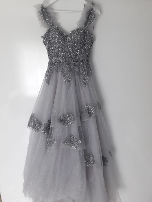 Официална рокля.