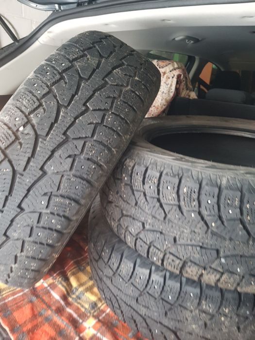 Продам зимнии шины размер 235/ 60/ 18