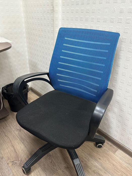Офисные кресла разные