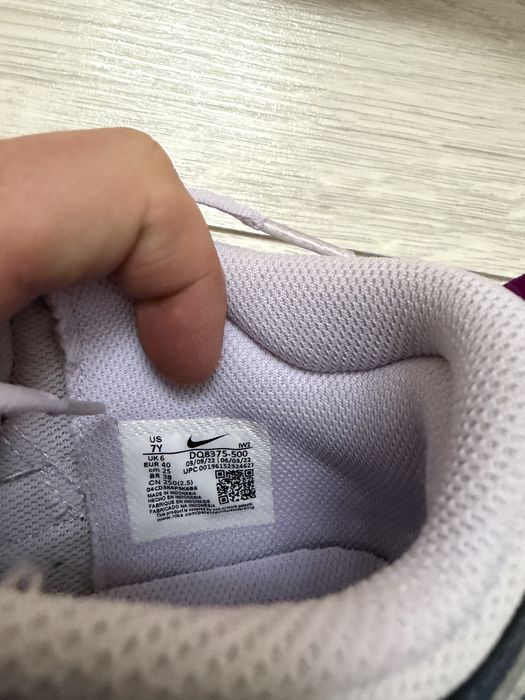 Продам женские кроссовки Nike