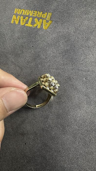 Продам золотое кольцо 585 пробы
