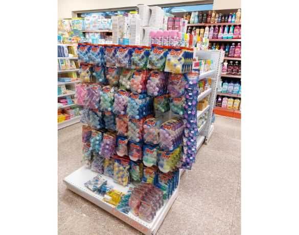 Метални стелажи за стена и остров за козметика и аптека, налични