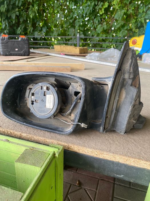 Левое боковое зеркало