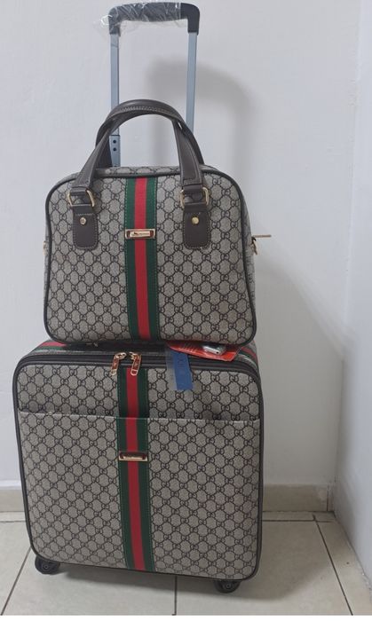 Продам чемодан с сумкой