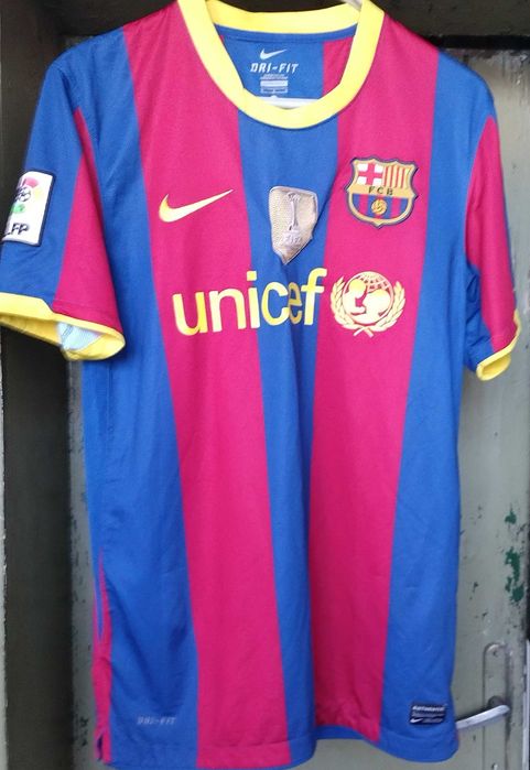 Много стари спортни облекла,