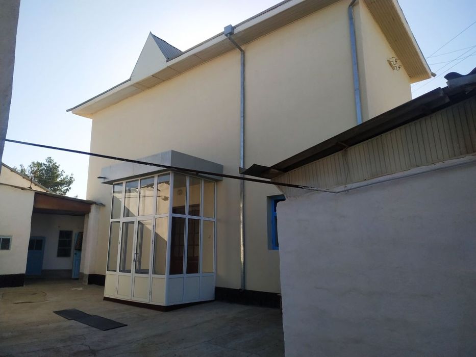 Кучмас мулк сотилади  пастда номерлари езилган эгасини муроожат киласи