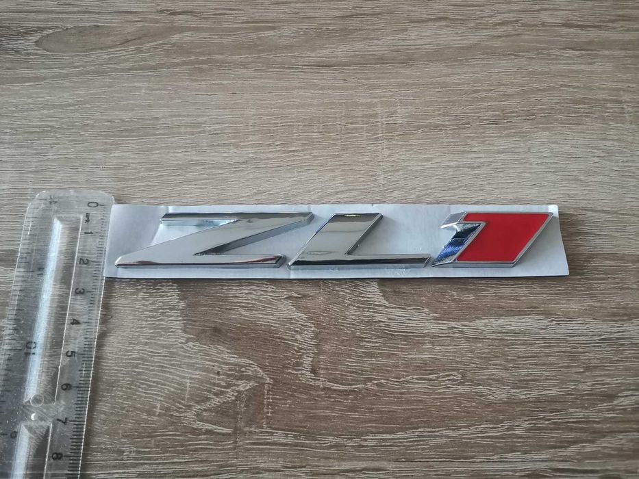 Chevrolet Camaro ZL1 сребриста емблема