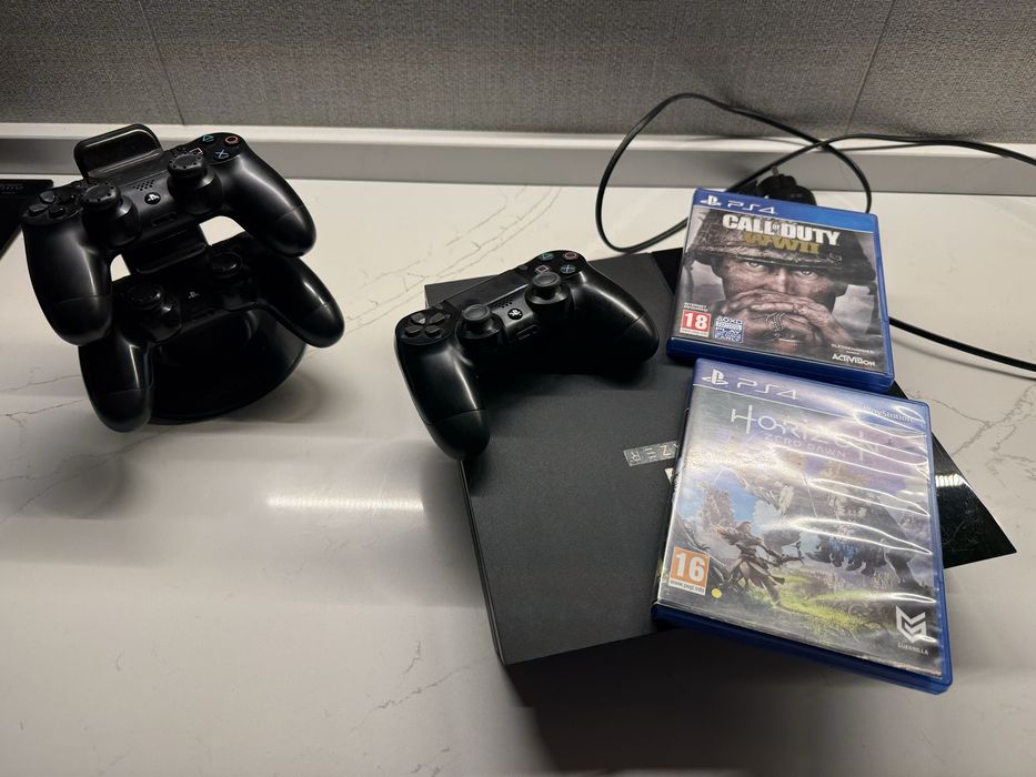 Consolă PlayStation 4 (PS4) 1TB + 3 Controllere DualShock 4 + Dock Încărcare