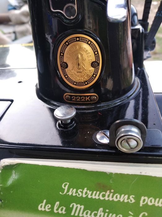 Singer 222k red s