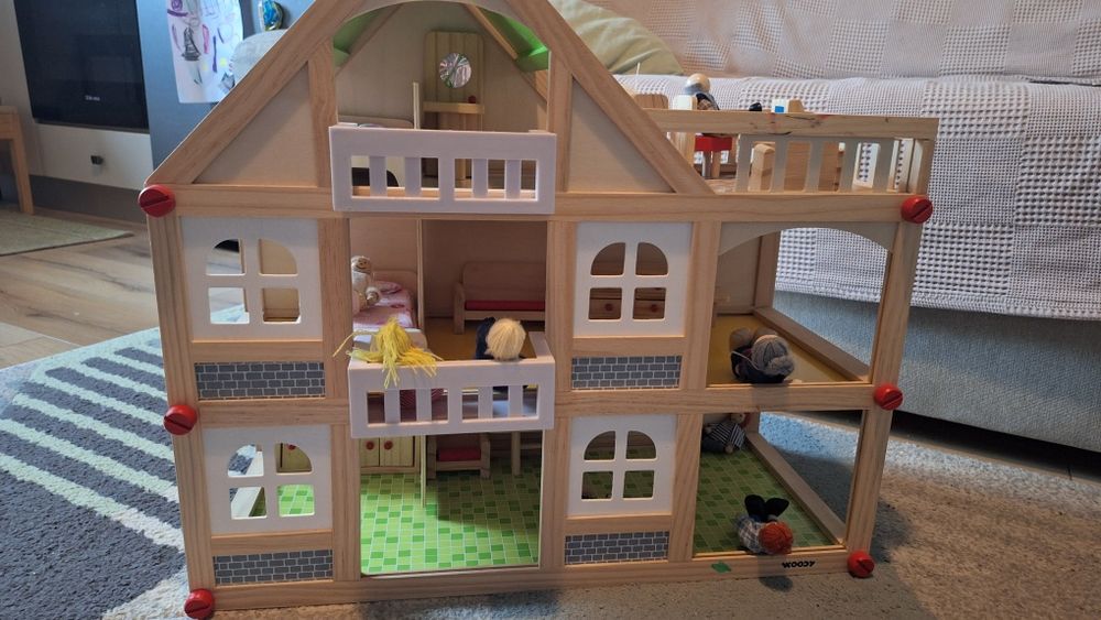 Casuta lemn cu papusi si accesorii