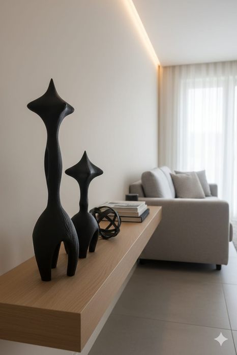 Статуэтки и металлический шар для декора