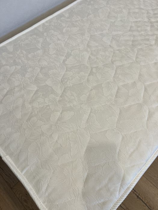 Матрас односпальный, пружинный.