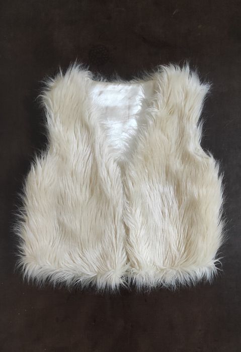 Женская меховая жилетка.