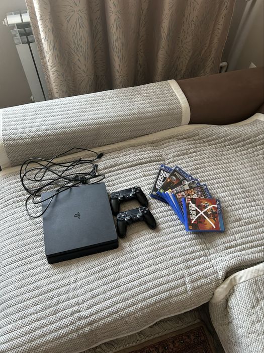 PS4 Slim 1TB + 2 геймпада + диски