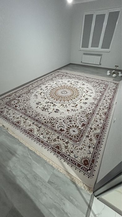 Үйде тұрған үй кілемі