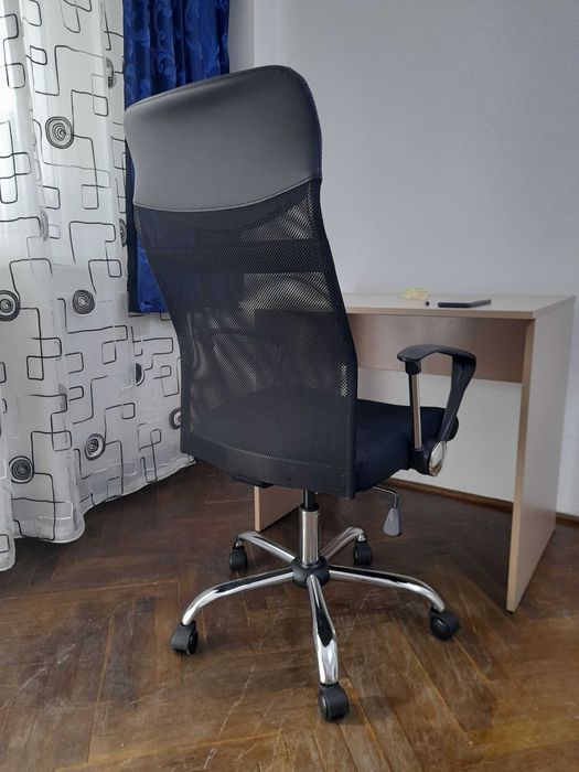 Scaun de birou ergonomic JYSK, mesh negru, cadru cromat, ca NOU  -  280 Lei