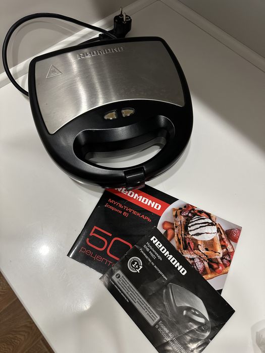 Вафельница REDMOND