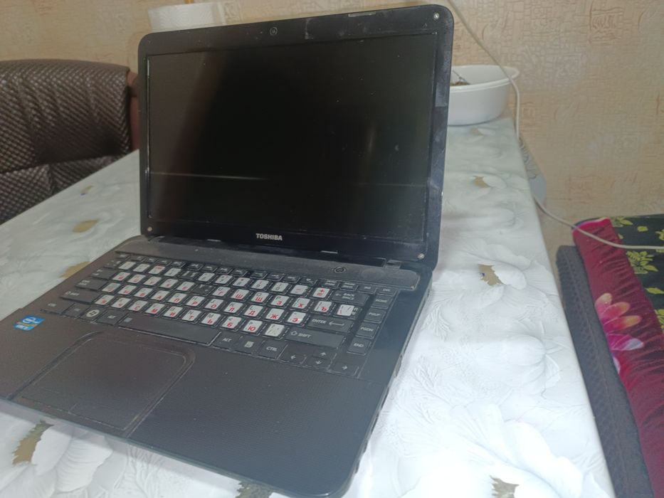 O'qish va ish uchun Toshiba Satellite noutbuki (Core i5 / 4GB RAM)