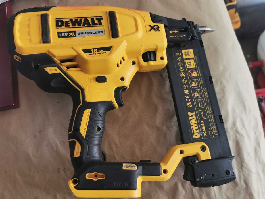 Pistol cuie dewalt 680