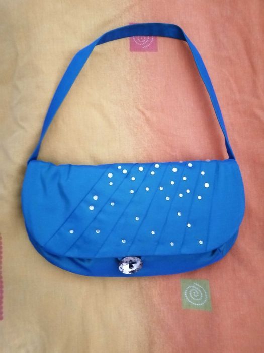 Продавам бална синя рокля и чантичка към нея.