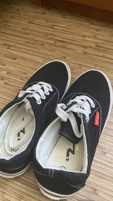 Чёрные кеды