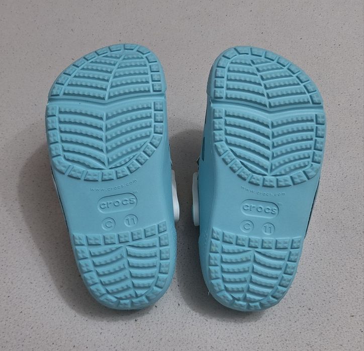 Slapi CROCS Frozen Elsa Light Clg K Ice Blue cu luminite, sandale apa, saboti plaja C11 sau Nr. 28 - 29 EU