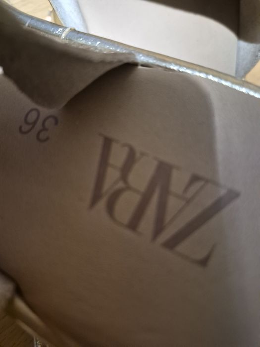 Съндали на Zara .