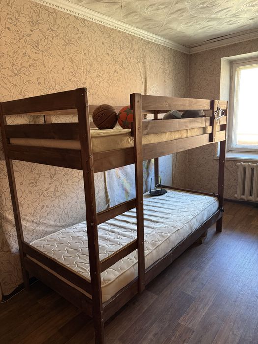 Продаем кровать с матрасами , б/у
