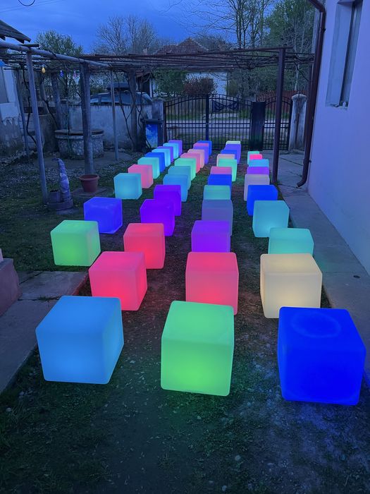 Cuburi luminoase LED RGBW pentru evenimente.