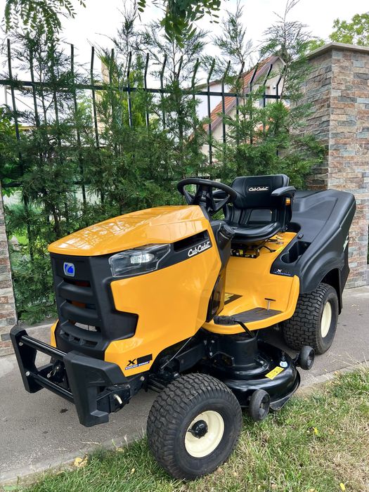 Tractoras de tuns iarba Cub Cadet Kawasaki V2 Motor Profesional Colect