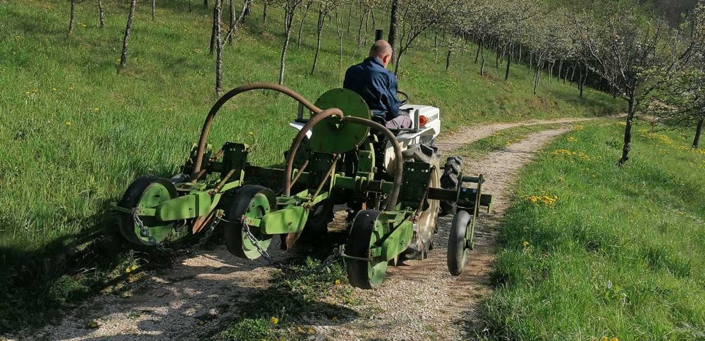 Румънска сеялка за царевица и други пролетници