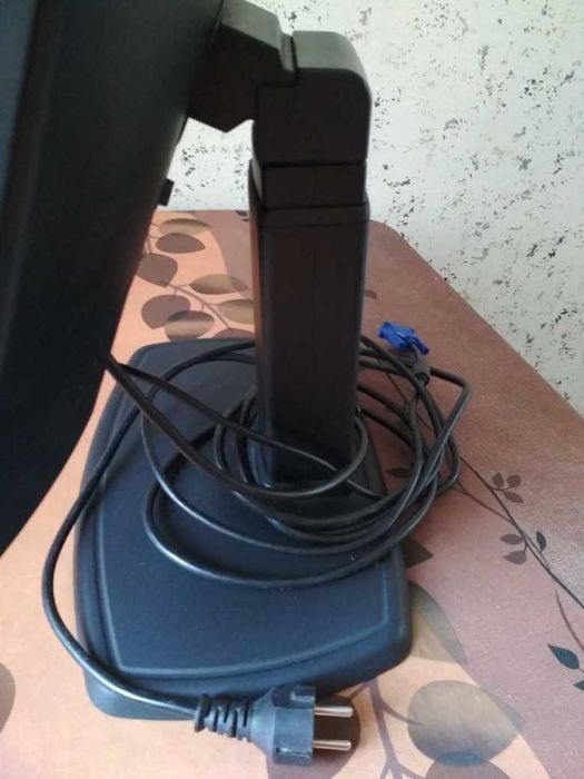 Рабочий монитор samsung 920vn на подставке.